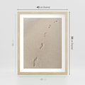 Plakat w ramie 40x50 - Ślady na Złocistym Piasku - piasek, ślady stóp na piasku - rama drewno