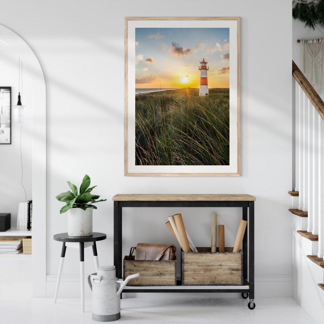 Plakat w ramie 50x70 - Magia latarni przy zachodzie - latarnia, zachód - rama drewno