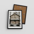 Plakat w ramie 30x40 - Stary Drewniany Dom w Śniegu - stary drewniany dom, zima - rama czarna