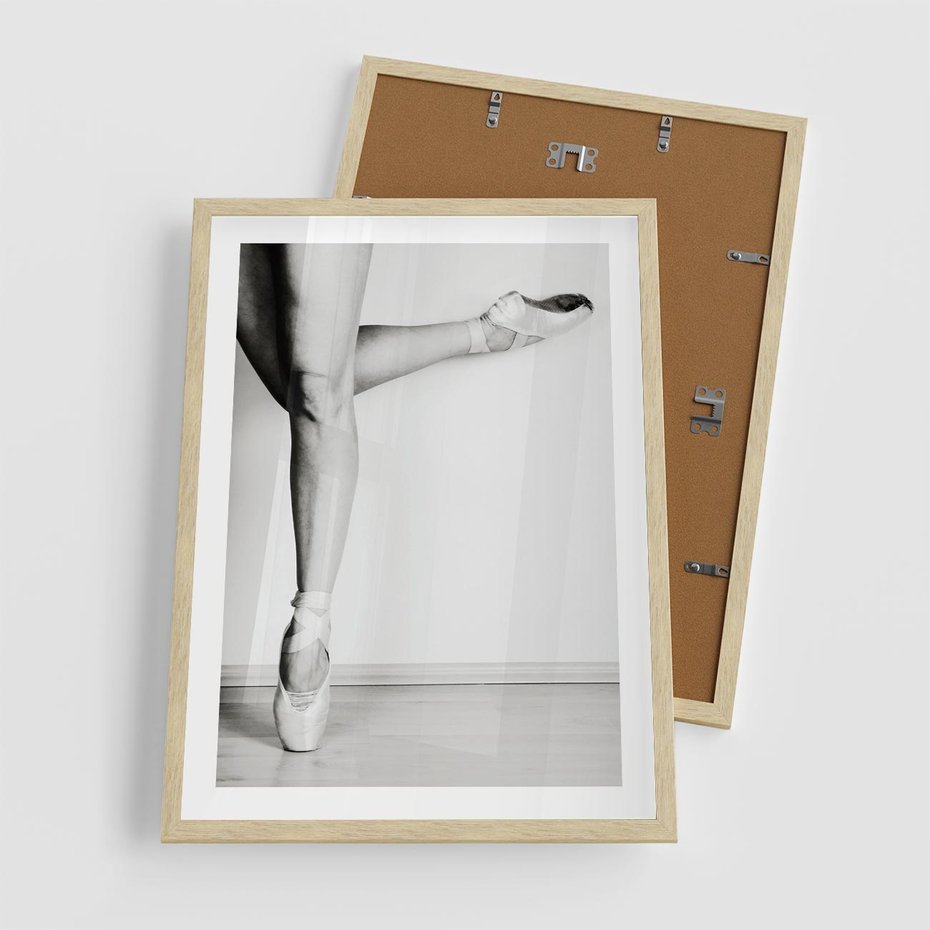 Plakat w ramie 50x70 - Tańcząca Delikatność - artystyczne zdjęcie, odcienie szarości - rama drewno