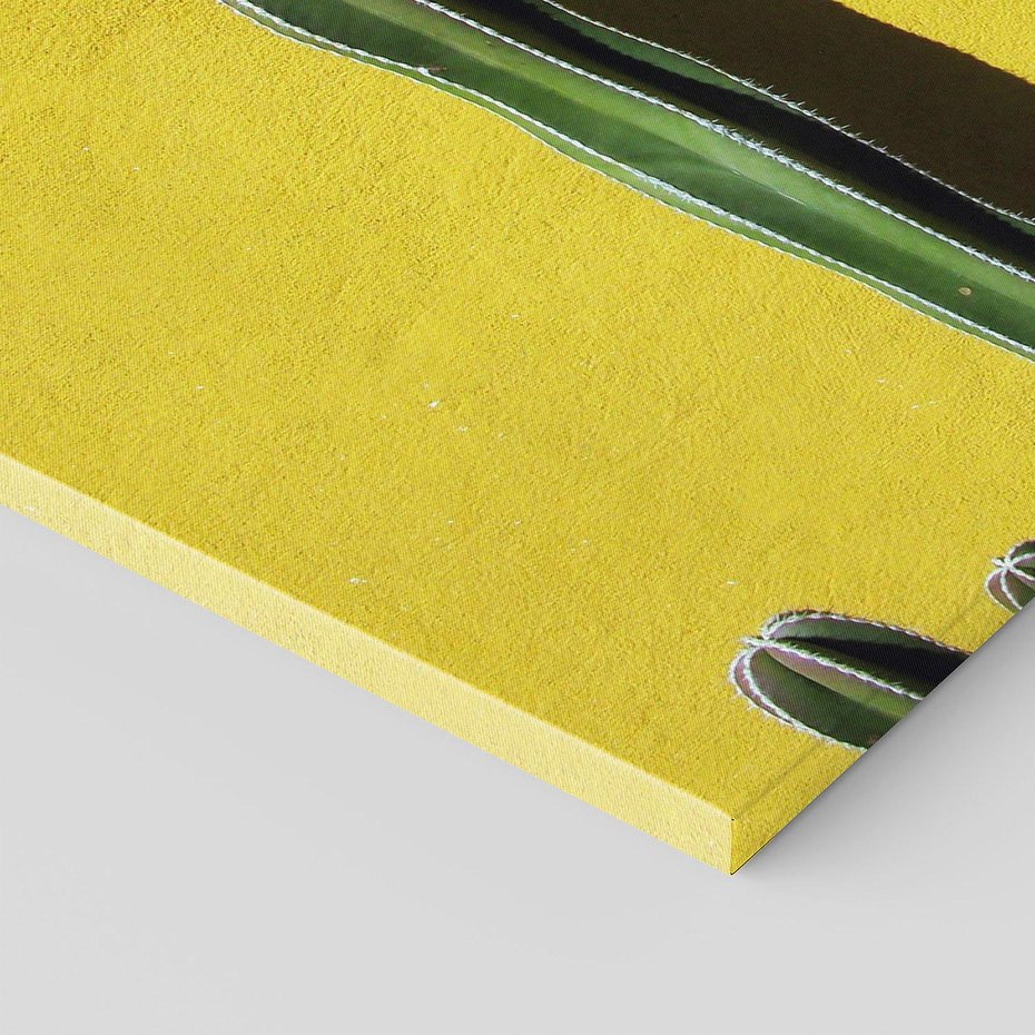 Obraz na płótnie 140x70 - Refleksje w roślinnym odbiciu - zielone kaktusy na tle żółtej ściany, soczyste kolory