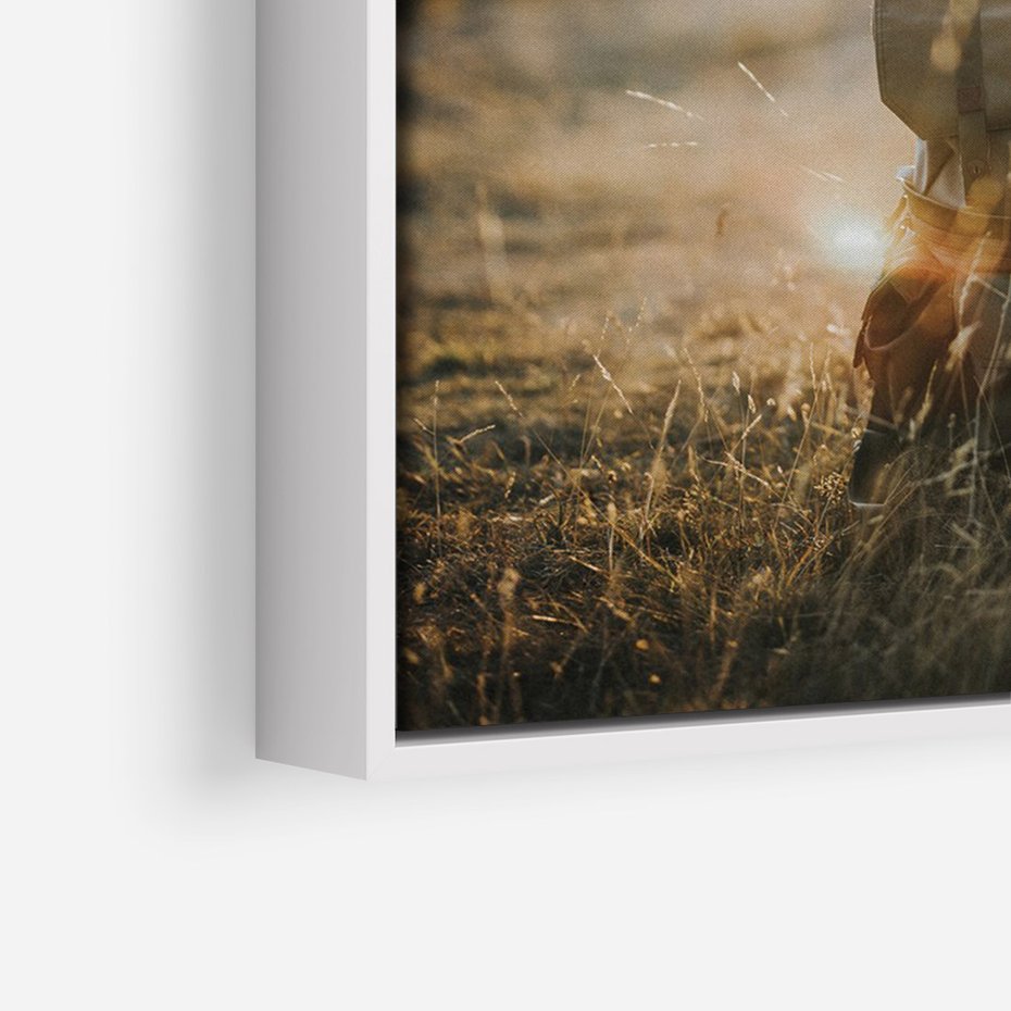 Obraz w ramie 70x100 - Podróżniczy bukiet na łące - plecak, podróż - rama biała