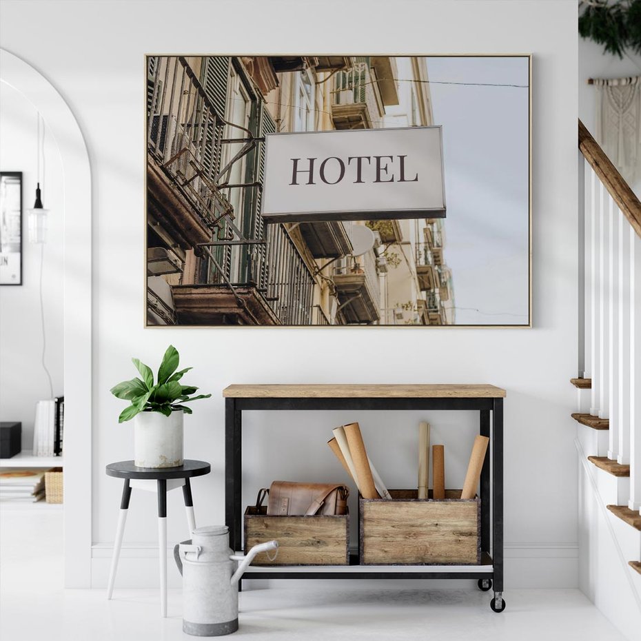 Obraz w ramie 100x70 - Magiczne Spacery - hotel, uliczka - rama drewno