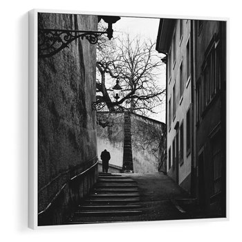 Obraz w ramie 50x50 - Ukryta Uliczka - czarno białe zdjęcie, schody - rama biała