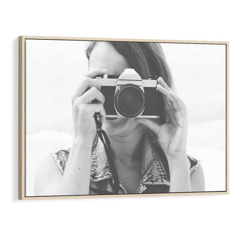 Obraz w ramie 70x50 - Zrób mi Zdjęcie - fotografia, kobieta z aparatem - rama drewno