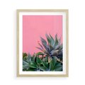 Plakat w ramie 50x70 - Tropikalne Liście na Różowej Ścianie - różowa ściana, tropikalne liście na jej tle - rama drewno