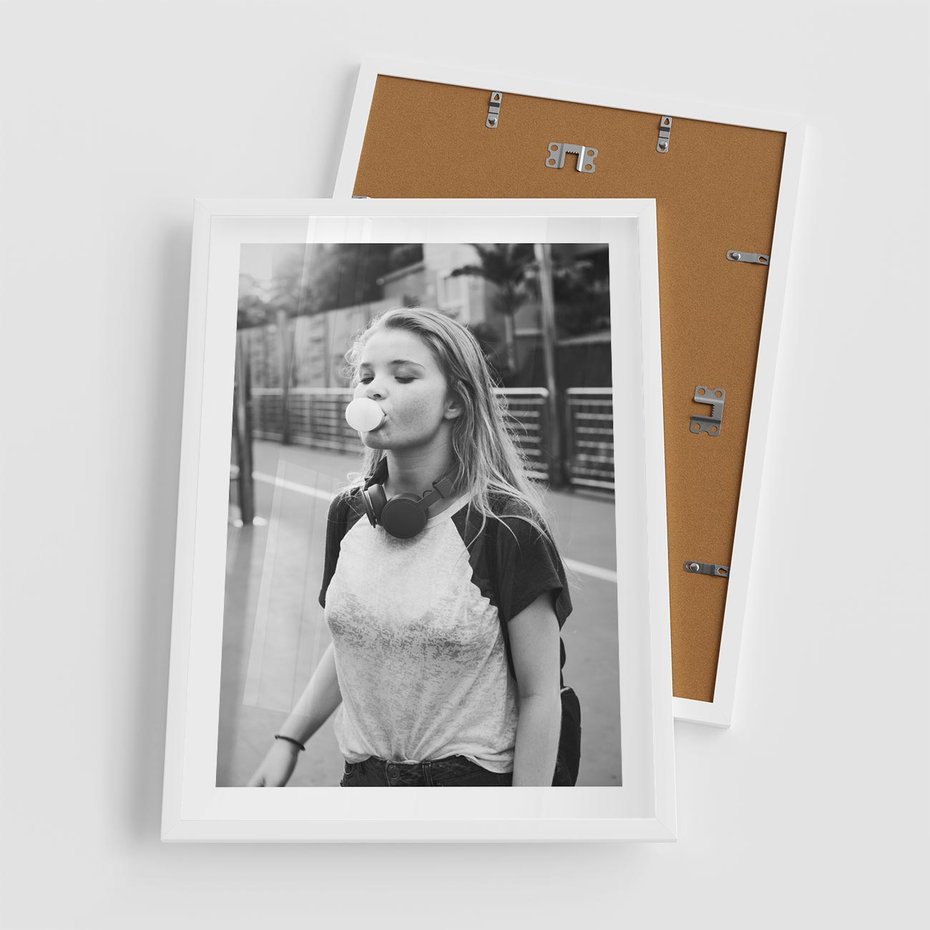 Plakat w ramie 50x70 - Letnia Młodość - nowoczesna fotografia, czarno biała - rama biała