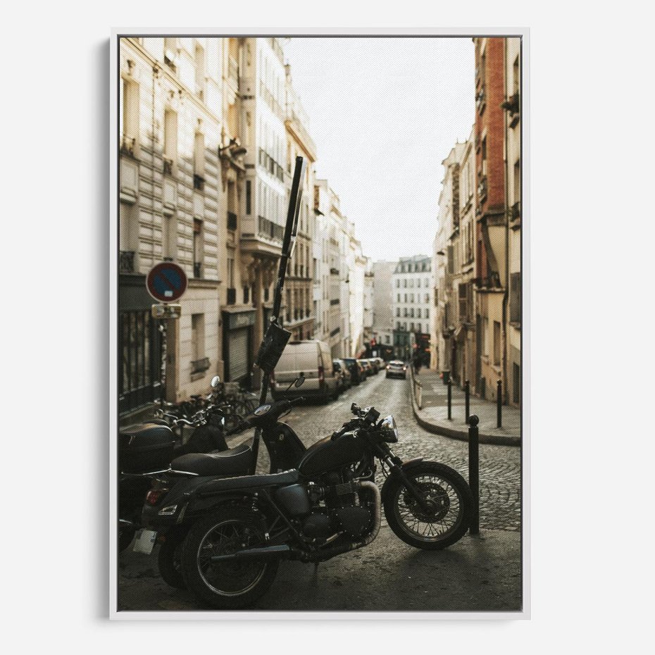 Obraz w ramie 70x100 - Ducha Przygody - motor, uliczka - rama biała