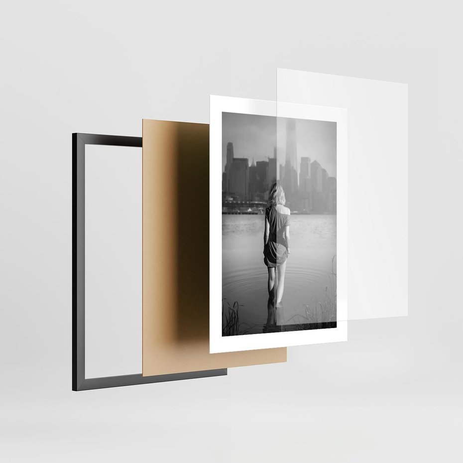 Plakat w ramie 30x40 - Kapiel w Mieście - czarno białe zdjęcie, kobieta wchodzi do wody - rama czarna