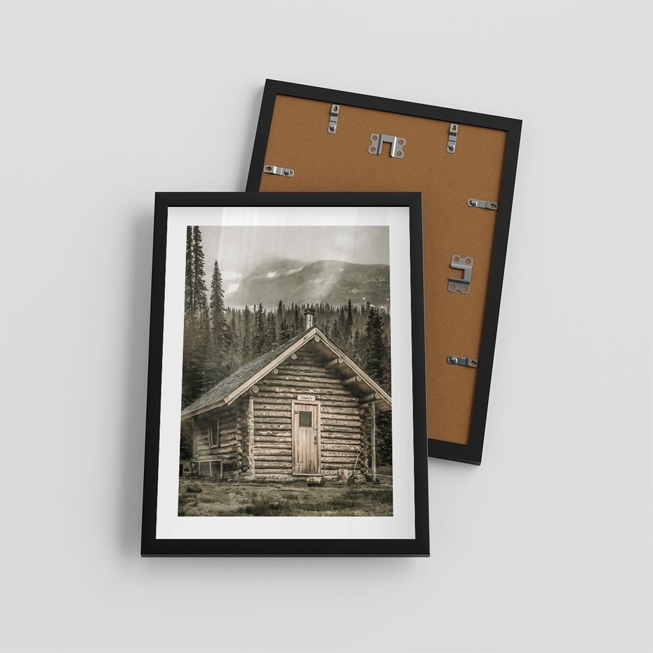 Plakat w ramie 30x40 - Urok Drewnianej Chatki w Górach - chatka w górach, drewniany domek - rama czarna