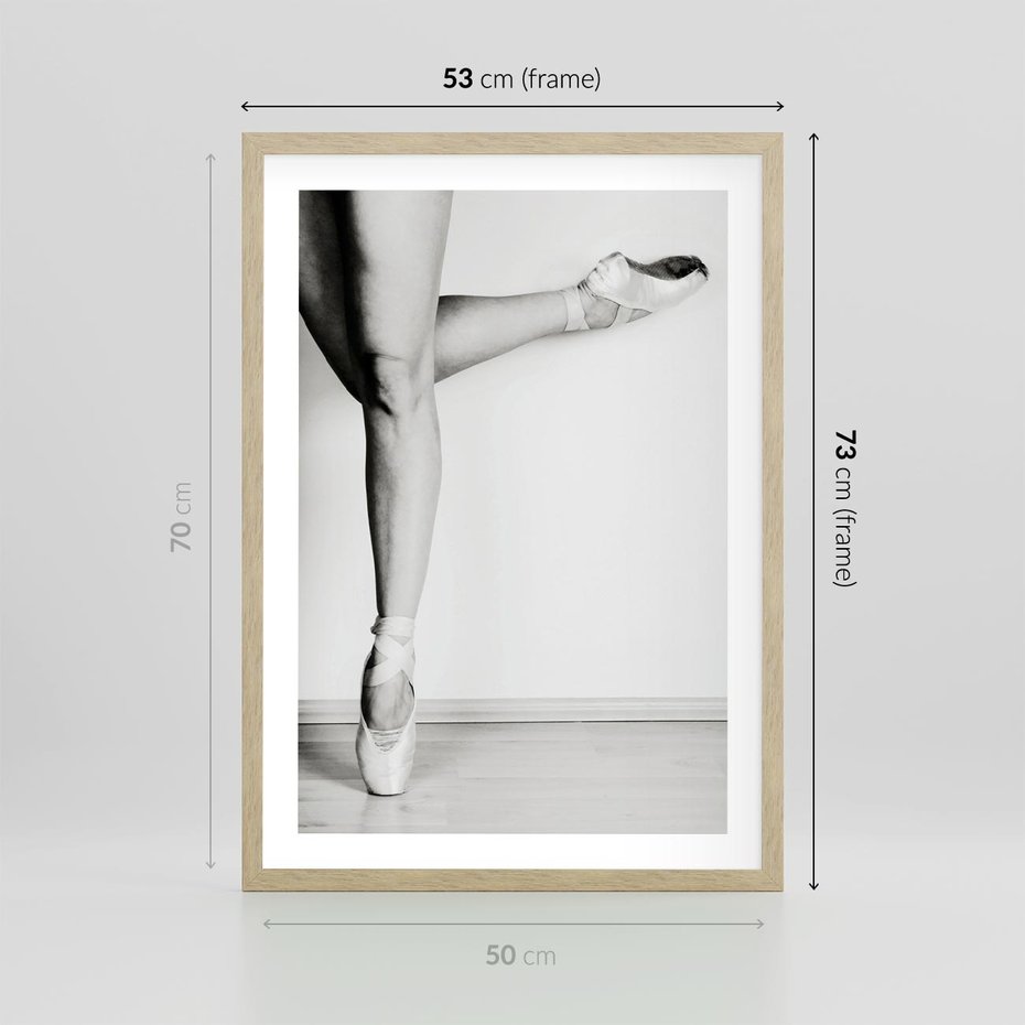Plakat w ramie 50x70 - Tańcząca Delikatność - artystyczne zdjęcie, odcienie szarości - rama drewno