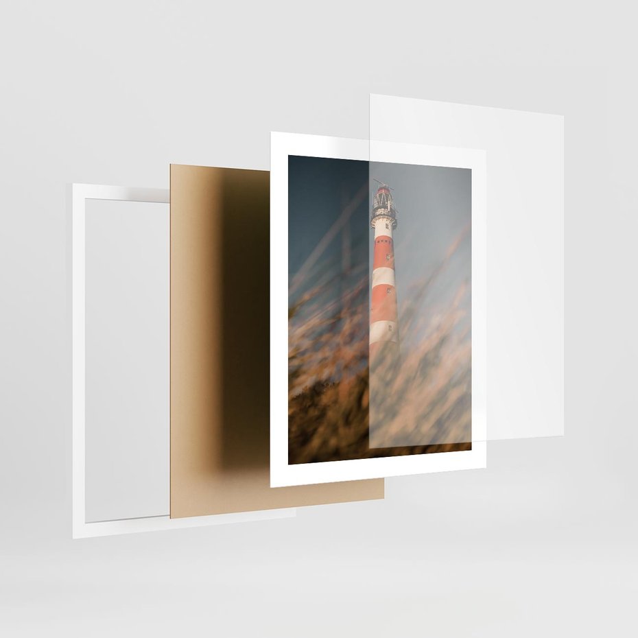 Plakat w ramie 40x50 - Magia nadmorskiego światła - latarnia morska, ujęcie z za trawy - rama biała