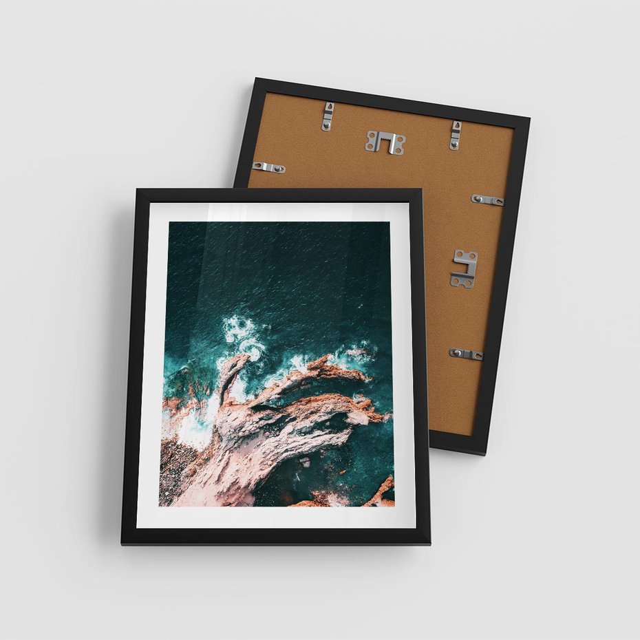 Plakat w ramie 40x50 - Fale i Skały w Spokoju i Burzy - morze, fale rozbijają się o skały - rama czarna