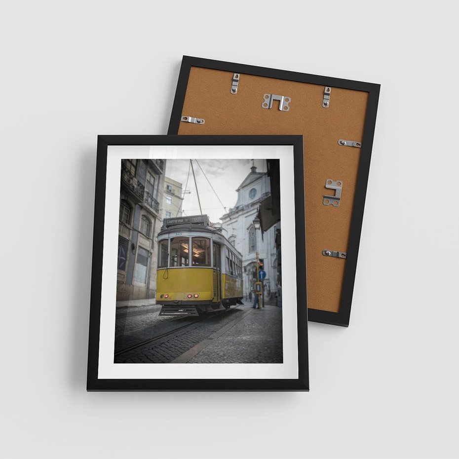 Plakat w ramie 40x50 - Urok tramwajów Lizbony - tramwaj, Lizbona - rama czarna