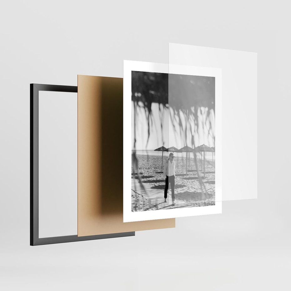 Plakat w ramie 40x50 - Wakacyjny Spacer - czarno białe zdjecie, plaża - rama czarna