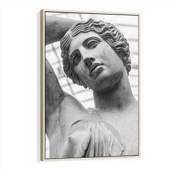 Obraz w ramie 70x100 - Zaklęta w Kamieniu - antyczna rzeźba kobiety na fotografii, czarno biała - rama drewno