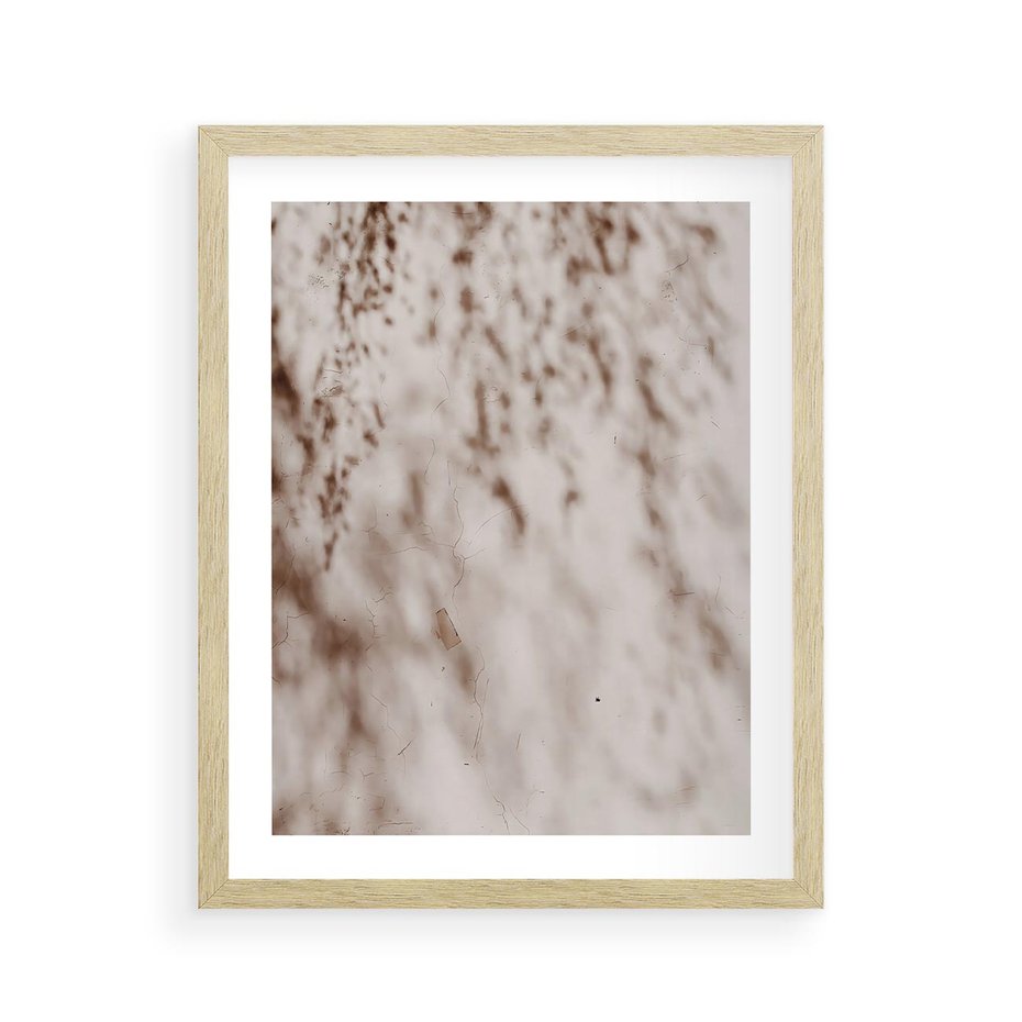 Plakat w ramie 40x50 - Cień Gałęzi - beżowa ściana, cień gałęzi - rama drewno