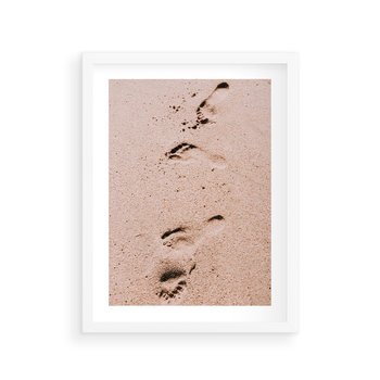 Plakat w ramie 30x40 - Ślady na Piasku - piasek, plaża - rama biała