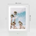 Plakat w ramie 30x40 - Tropikalna Sielskość: Palmy i Błękitne Niebo - palmy na tle błękitnego nieba - rama biała