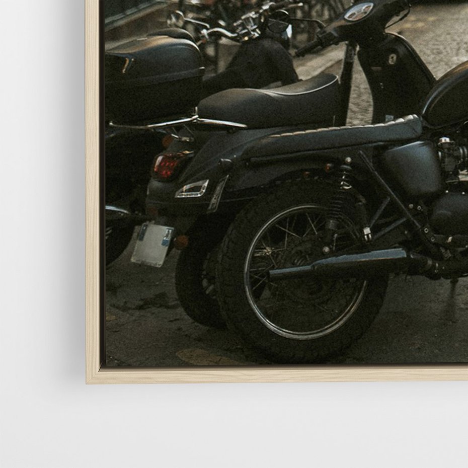 Obraz w ramie 70x100 - Ducha Przygody - motor, uliczka - rama drewno