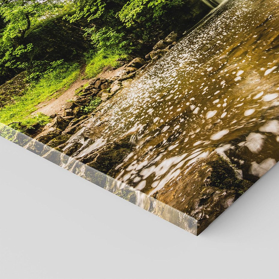 Obraz na płótnie 60x60 - Magia wodospadu w lesie - wodospad, las