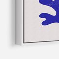 Obraz w ramie 70x100 - Przenikająca Struktura - boho plakat, niebieski liść w intensywnym kolorze - rama biała