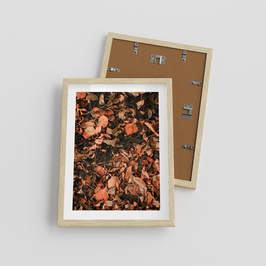 Plakat w ramie 30x40 - Jesienny Splot: Pomarańczowe Liście - liście, pomarańczowe suche liście - rama drewno