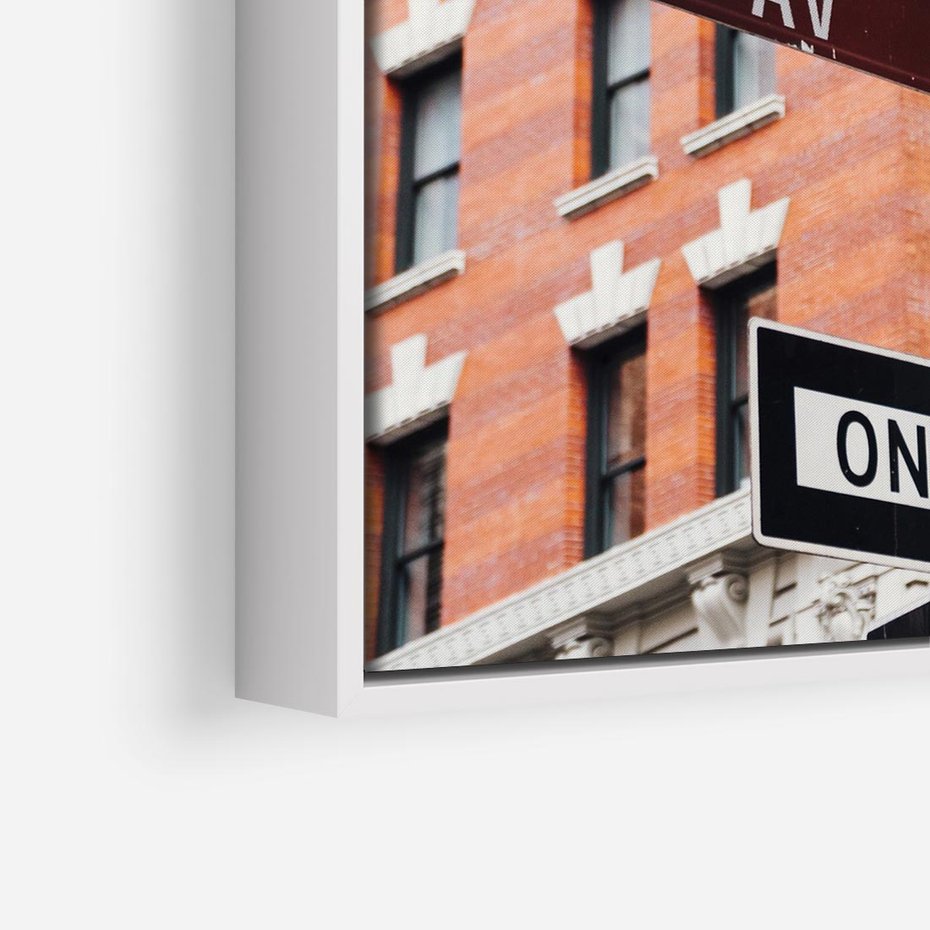 Obraz w ramie 80x80 - Namiastka wielkiego miasta - Nowy Jork, drogowskaz - rama biała