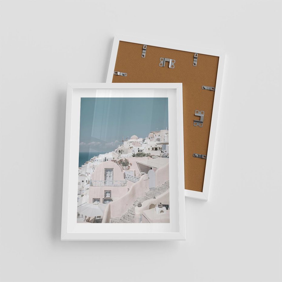 Plakat w ramie 30x40 - Śródziemnomorski Urok - zdjęcie Santorini, białe budynki - rama biała