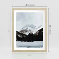 Plakat w ramie 40x50 - W Cieniu Śnieżnych Szczytów - górski krajobraz, zima - rama drewno
