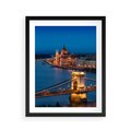 Plakat w ramie 40x50 - Mostowe miasto nocą - miasto, most - rama czarna