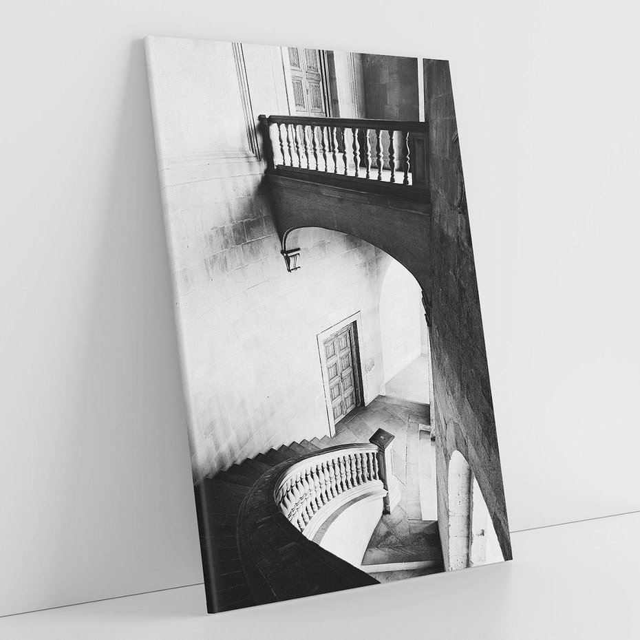 Obraz na płótnie 80x120 - Po Schodach w Dół - czarno białą fotgrafia, zakręcone schody w starek kamienicy
