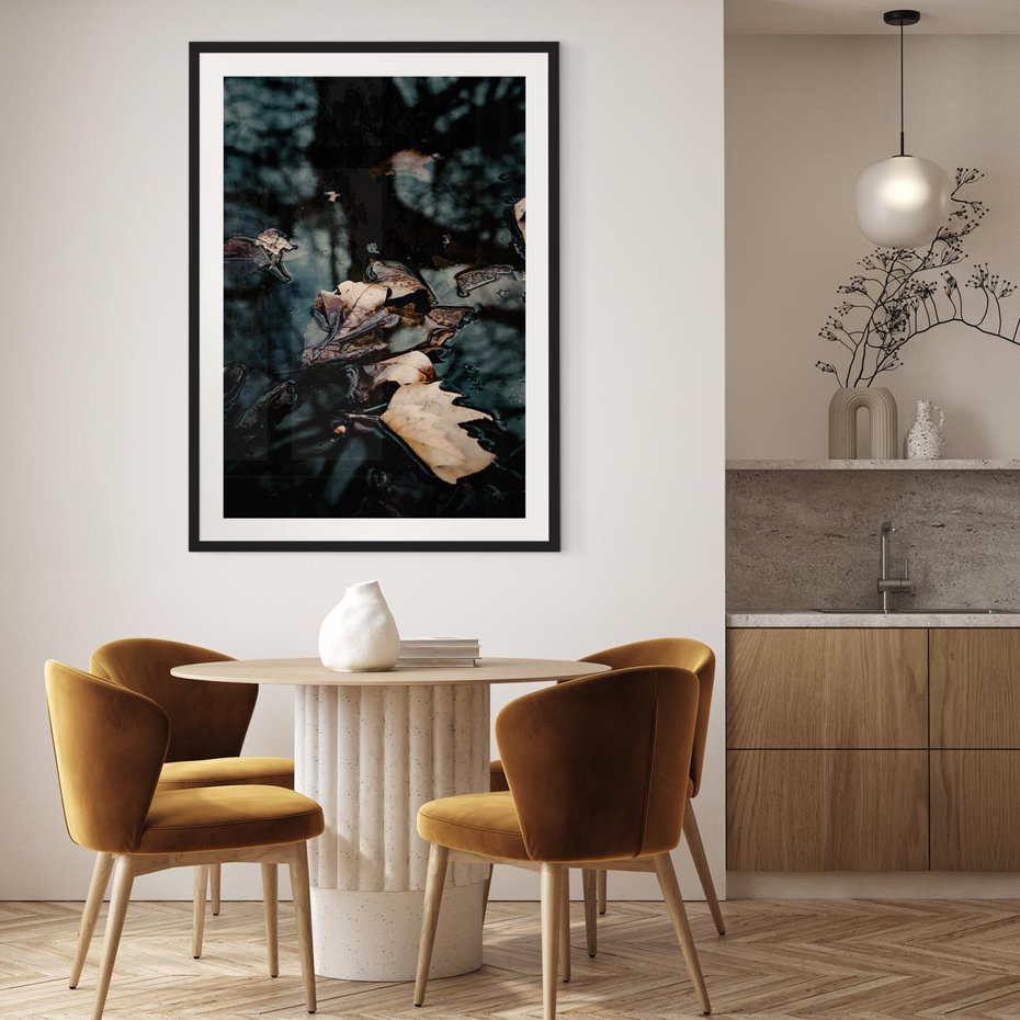 Plakat bez ramy 40x50 - Jesienne Liście w Kałużach: Odbicie Natury - jesienne liście wkałuży, fotografia