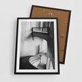 Plakat w ramie 50x70 - Po Schodach w Dół - czarno białą fotgrafia, zakręcone schody w starek kamienicy - rama czarna