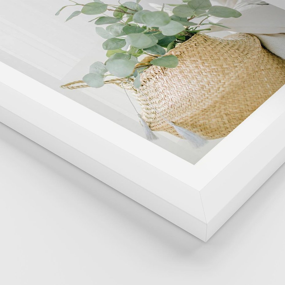Plakat w ramie 50x70 - Eukaliptusowa Świeżość - eukaliptus, liście w koszu z wikliny - rama biała