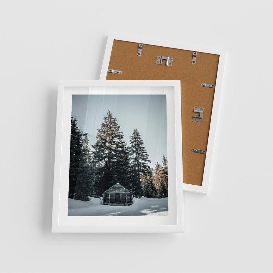 Plakat w ramie 40x50 - Chatka w Górach w Czasie Zimy - chatka w górach, zima - rama biała