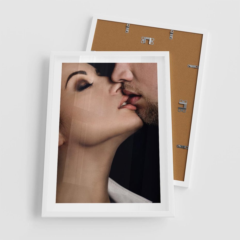 Plakat w ramie 50x70 - Miłosne Uczucia - kobieta, pocałunek - rama biała