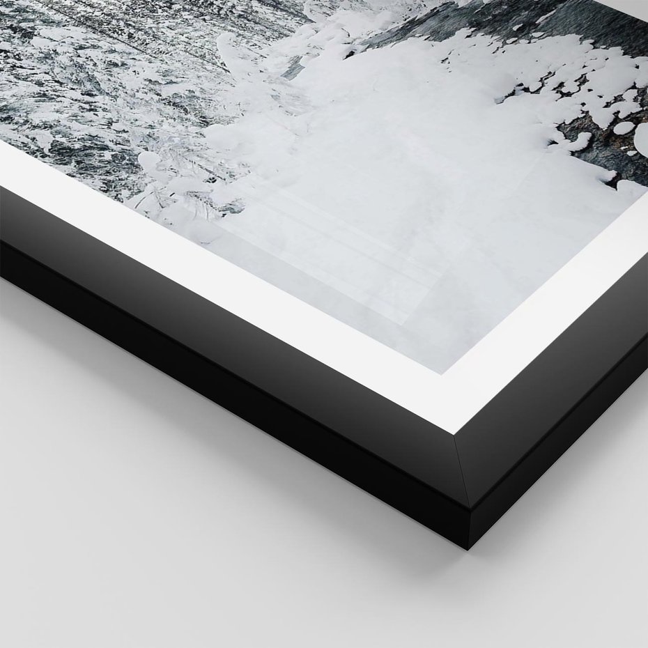 Plakat w ramie 50x70 - Spokój Zimowego Lasu w Górach - zima w lesie, w górach - rama czarna