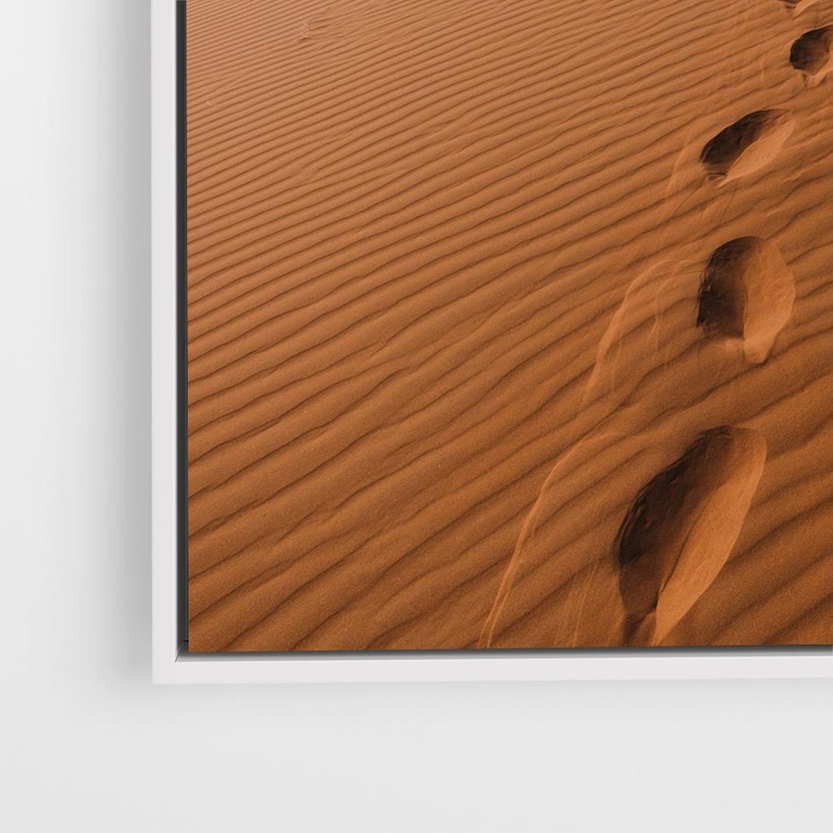Obraz w ramie 80x80 - Piasek pustyni w ogniu - pustynia, piasek - rama biała