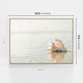 Obraz w ramie 100x70 - Spokój Plaży - fotografia, biała muszla na plaży - rama drewno