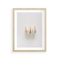 Plakat w ramie 30x40 - Delikatność w Bieli - białe ciateczka. makaroniki, minimalistyczne zdjęcie - rama drewno