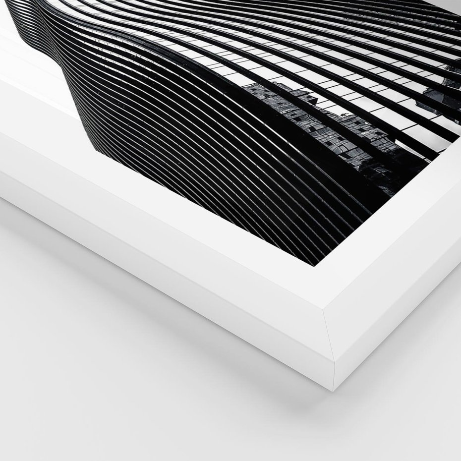 Plakat w ramie 40x50 - Falowany Wieżowiec na Fotografii - architektura, falowany wieżowiec - rama biała