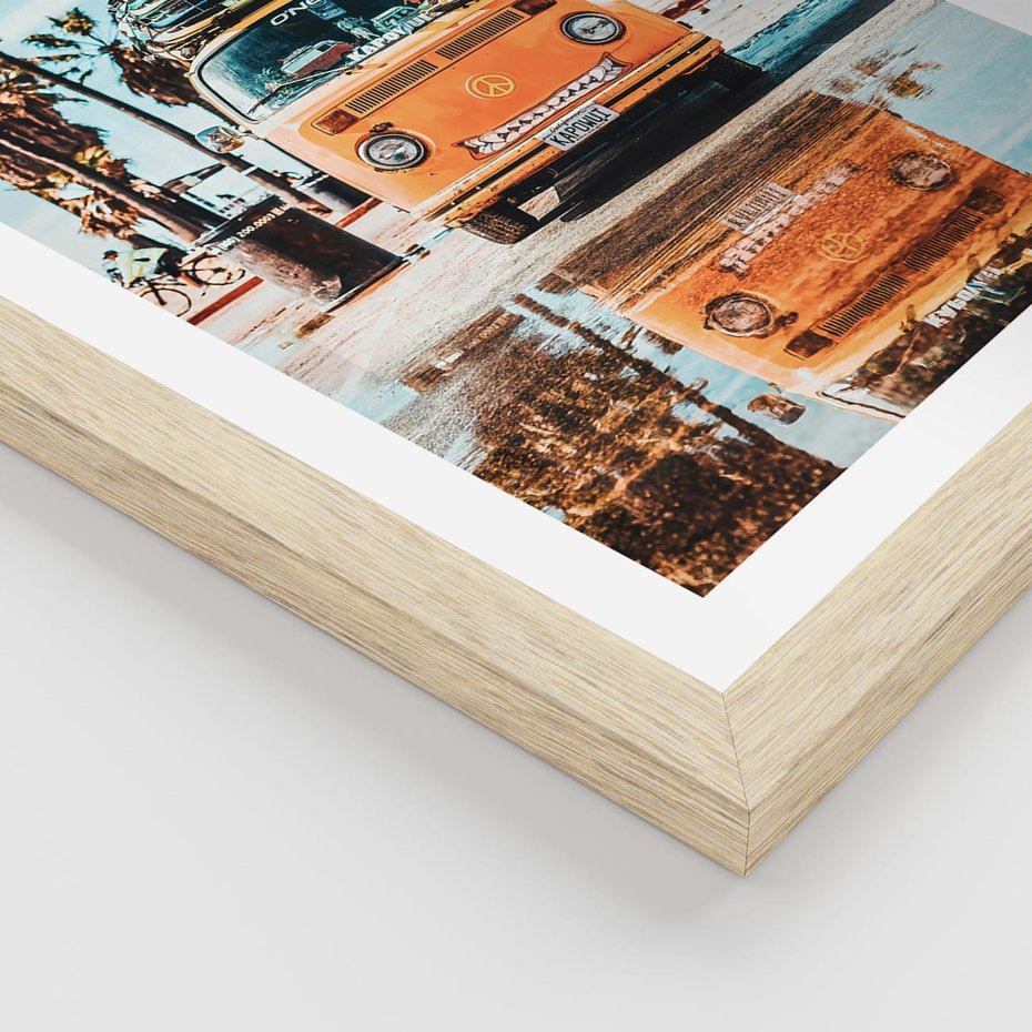 Plakat w ramie 40x50 - Wakacje na Kółkach - kamper, deski surfingowe na dachu - rama drewno