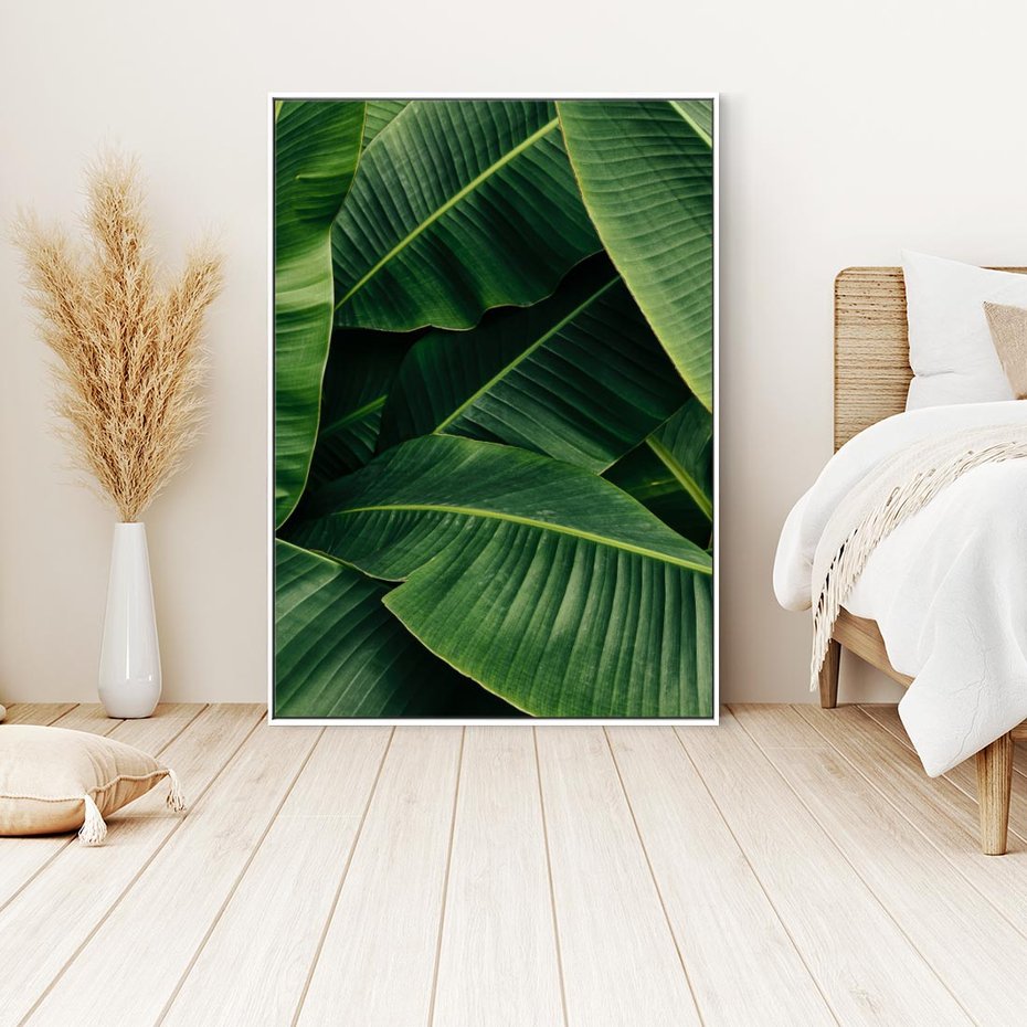 Obraz w ramie 50x70 - Zaklęta roślinna ekspresja - liście bananowca, gęsto ułożone - rama biała