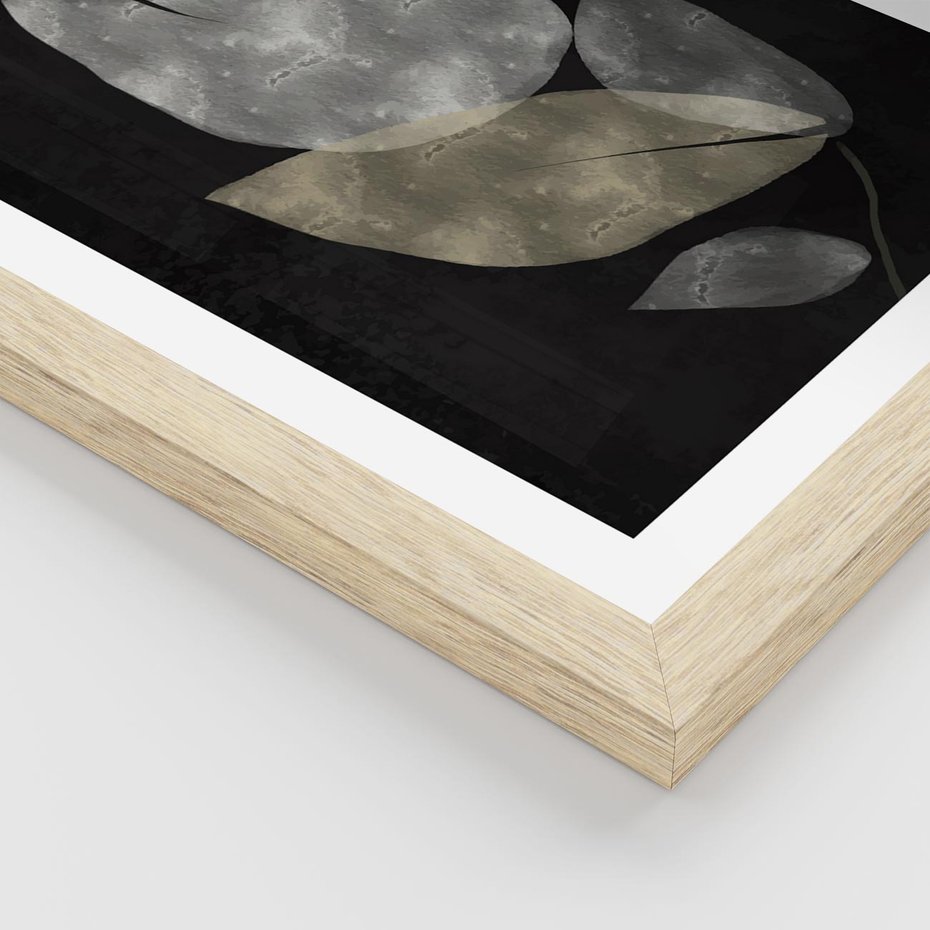 Plakat w ramie 40x50 - Nocne Uniesienia - abstrakcyjny kwiat, mroczna atmosfera - rama drewno