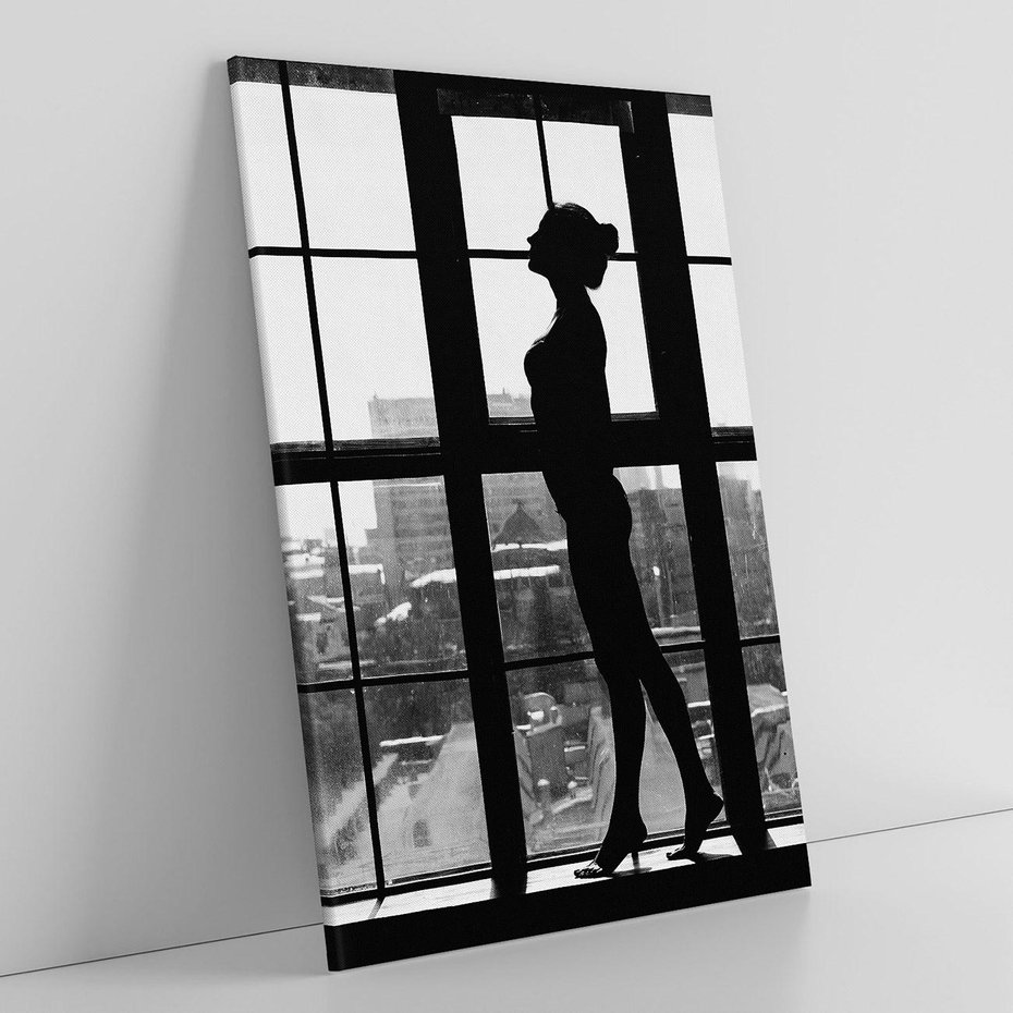 Obraz na płótnie 80x120 - Piękno Kobiecej Formy - retro zdjęcie, czarno białe