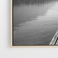 Obraz w ramie 120x80 - Spokojna Przystań - czarno biała fotografia, drewniany pomost na jeziorze - rama drewno