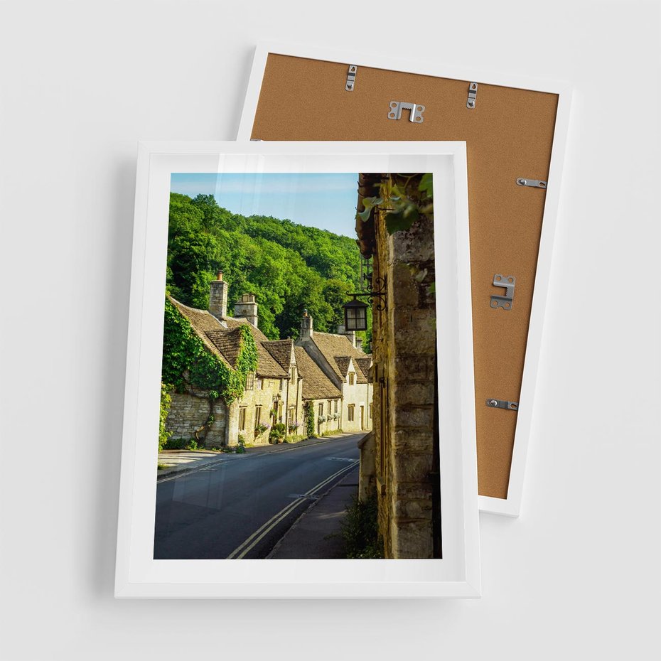 Plakat w ramie 50x70 - Odkryj tajemnice miasta - uliczka, perspektywa - rama biała