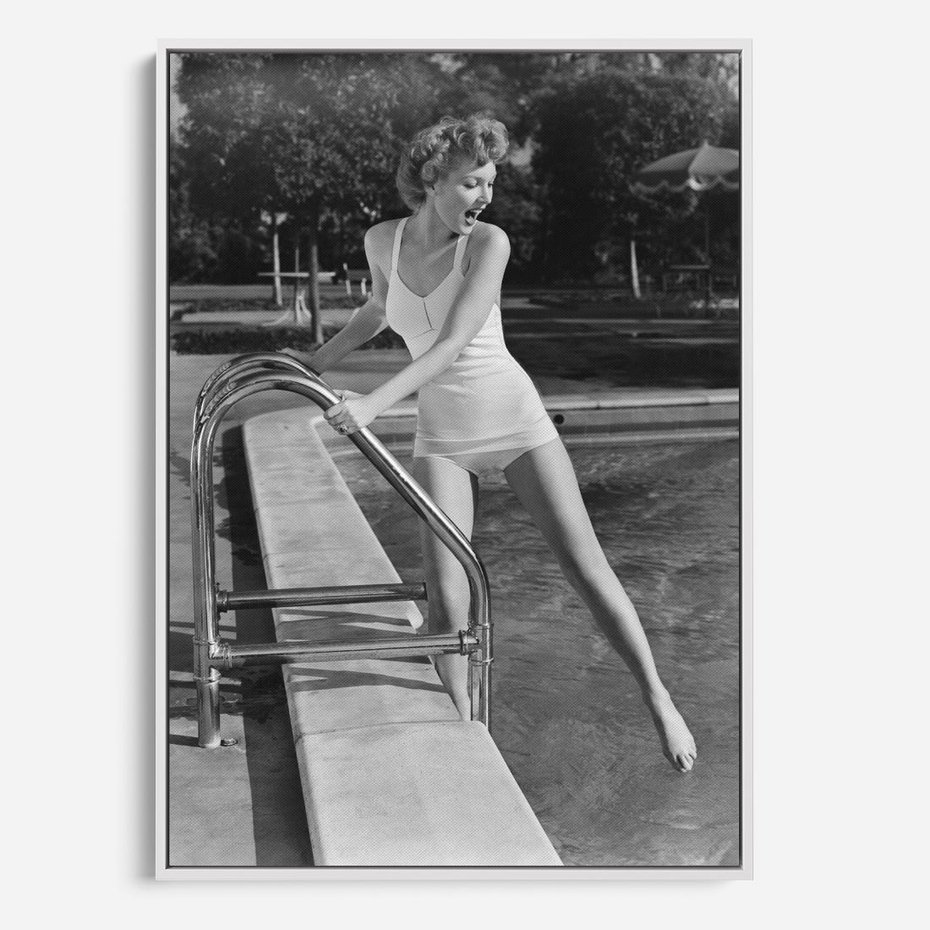 Obraz w ramie 70x100 - Retro Basen - retro zdjęcie, czarno białe - rama biała