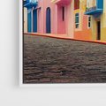 Obraz w ramie 50x70 - Ekspresja marzeń i tęsknot - pastelowe kolorowe budynki, wzdłuż ulicy - rama biała